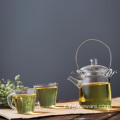 Teiera in vetro marocchina con foglia di tè e caffè